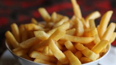 Batata frita palito crocante feita na Air Fryer servida no cesto