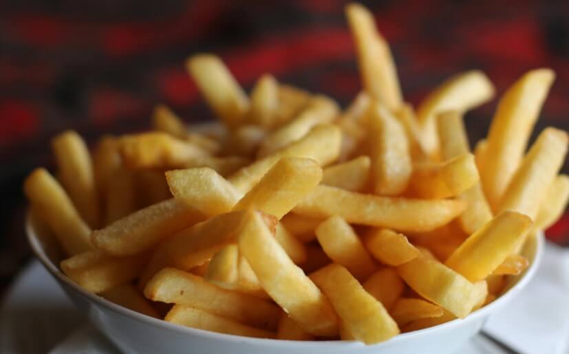 Batata frita palito crocante feita na Air Fryer servida no cesto