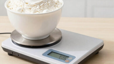 Comparação entre medida de xícara e balança digital para receitas