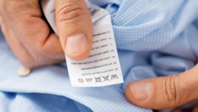 Etiqueta de roupa mostrando símbolos de secagem e lavagem