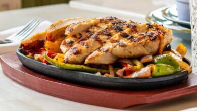 Filé de frango grelhado na sanduicheira grill para dieta fitness