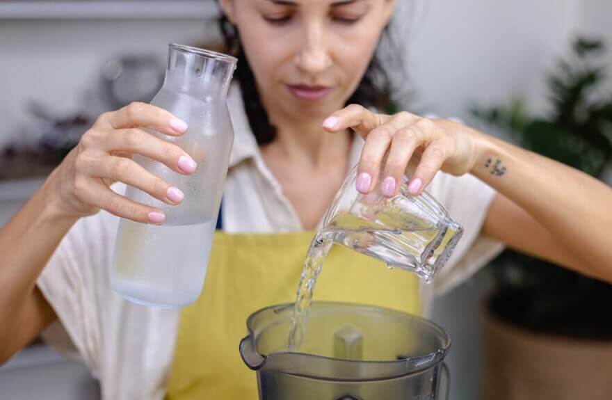 Limpeza automática de liquidificador com água e sabão