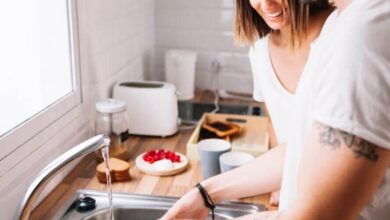 Limpeza correta de mixer de mão com água e sabão