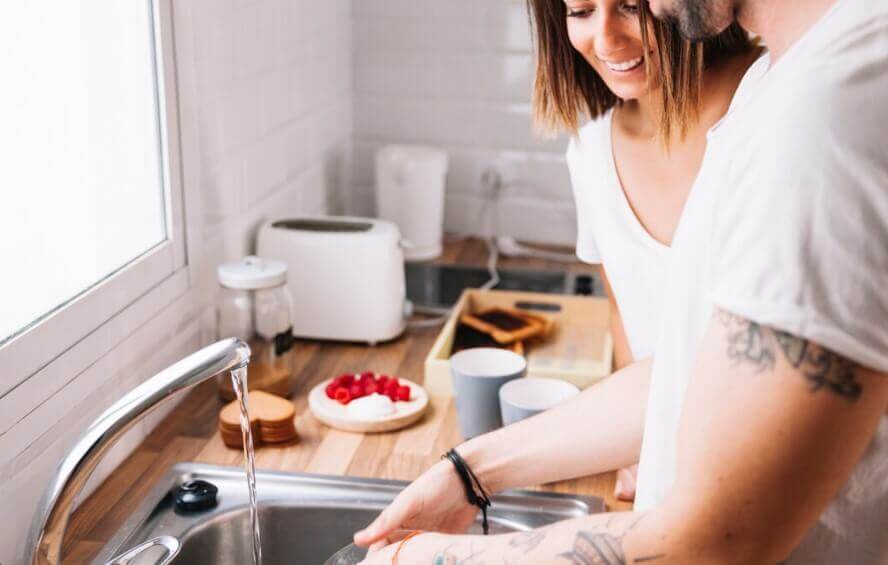 Limpeza correta de mixer de mão com água e sabão