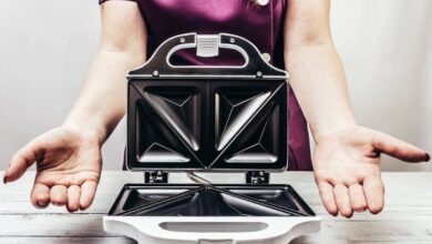 Limpeza de sanduicheira antiaderente com papel toalha úmido