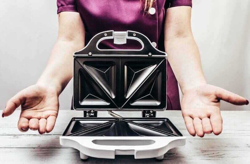 Limpeza de sanduicheira antiaderente com papel toalha úmido