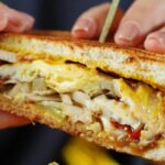 Misto quente perfeito com queijo derretido feito na sanduicheira