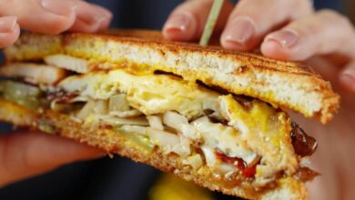 Misto quente perfeito com queijo derretido feito na sanduicheira