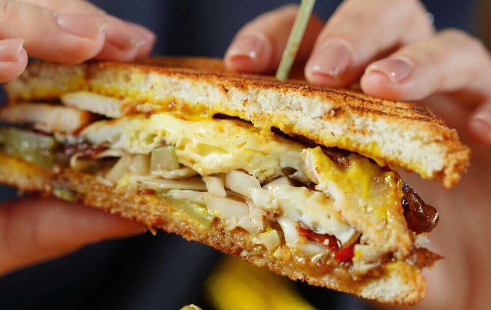 Misto quente perfeito com queijo derretido feito na sanduicheira