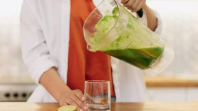 Suco detox verde sendo preparado no liquidificador com fibras