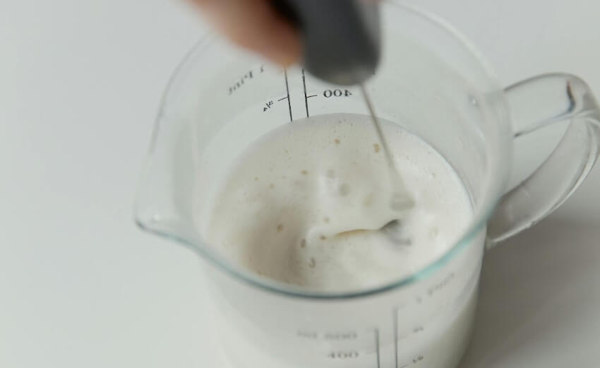 Técnica de fazer maionese caseira com mixer de mão no copo