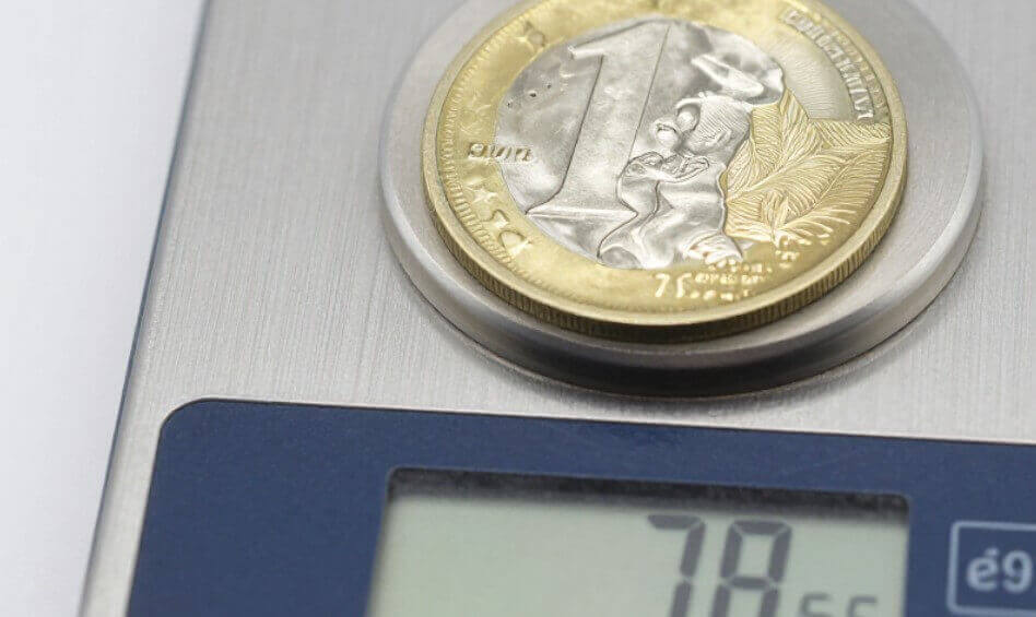 Teste de precisão de balança digital de cozinha com moeda de 1 real