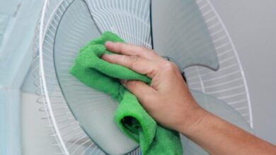 Truque do saco plástico para limpar ventilador de coluna sem esforço