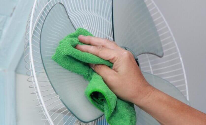 Truque do saco plástico para limpar ventilador de coluna sem esforço