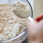 Usando mixer de mão para bater sopa de legumes direto na panela