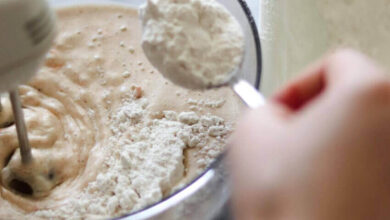 Usando mixer de mão para bater sopa de legumes direto na panela