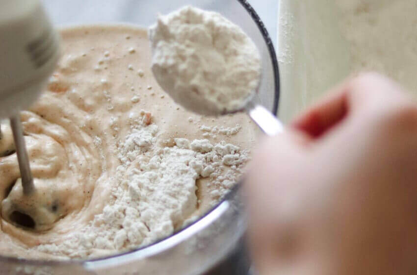 Usando mixer de mão para bater sopa de legumes direto na panela