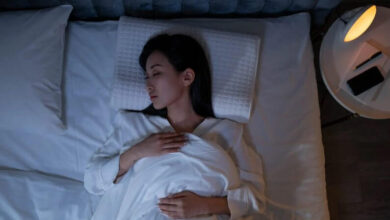 Ventilador de coluna ligado no quarto para refrescar a noite de sono