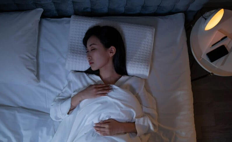 Ventilador de coluna ligado no quarto para refrescar a noite de sono