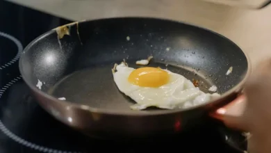 fritando ovo em frigideira antiaderente